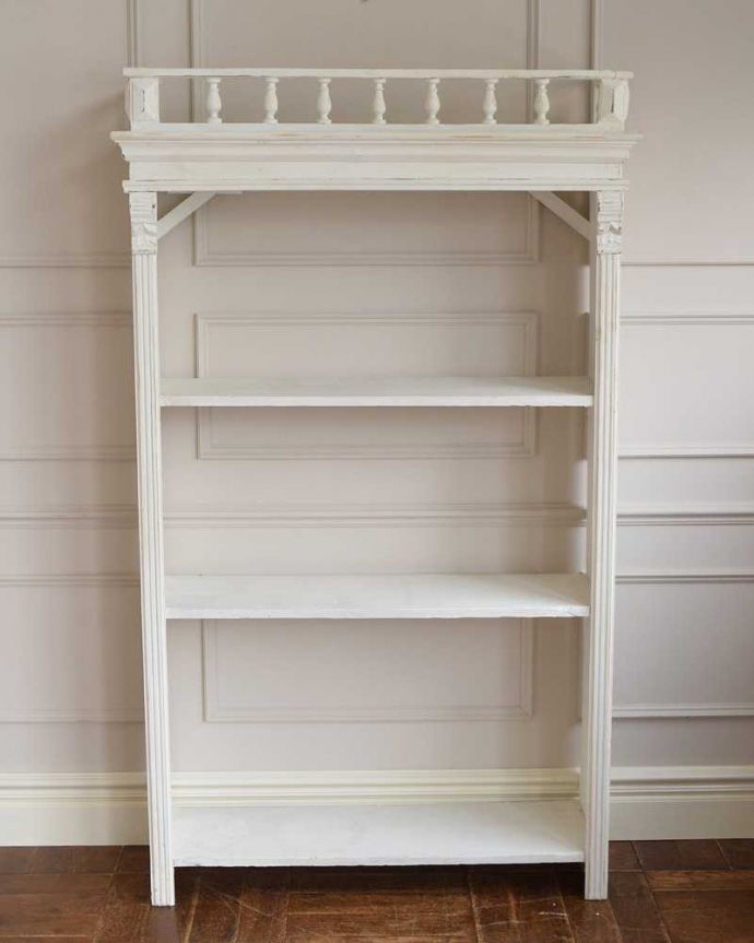 アンティークのキャビネット　アンティーク家具　トップの装飾がフランスらしい、アンティークのオープンシェルフ（ホワイトペイント）。もちろん後ろ姿も自信アリアンティークは新品ではないので、経年変化によるキズはありますが、専門の職人がキレイにお直しをしているので、後ろ姿にも自信があります。(d-1244-f)