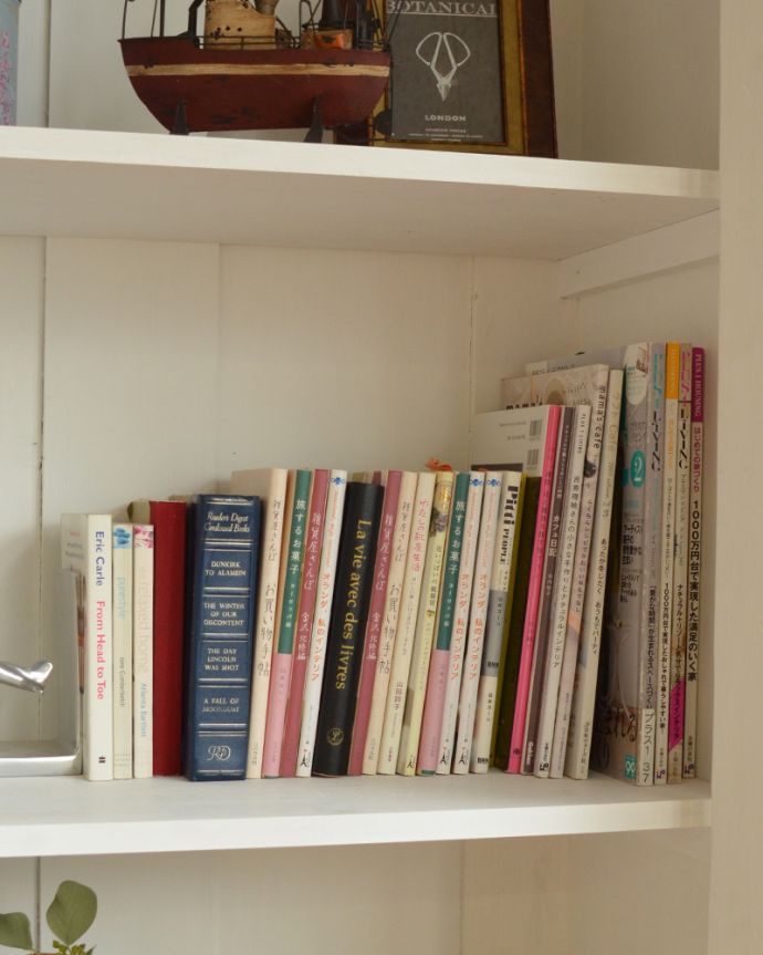 アンティークのキャビネット　アンティーク家具　ガラス扉のオシャレなブックケース、ペイントのアンティークフレンチ家具。扉の中は収納たっぷりA4サイズの雑誌までしっかり収納出来ちゃう大きさ。(d-1246-f)