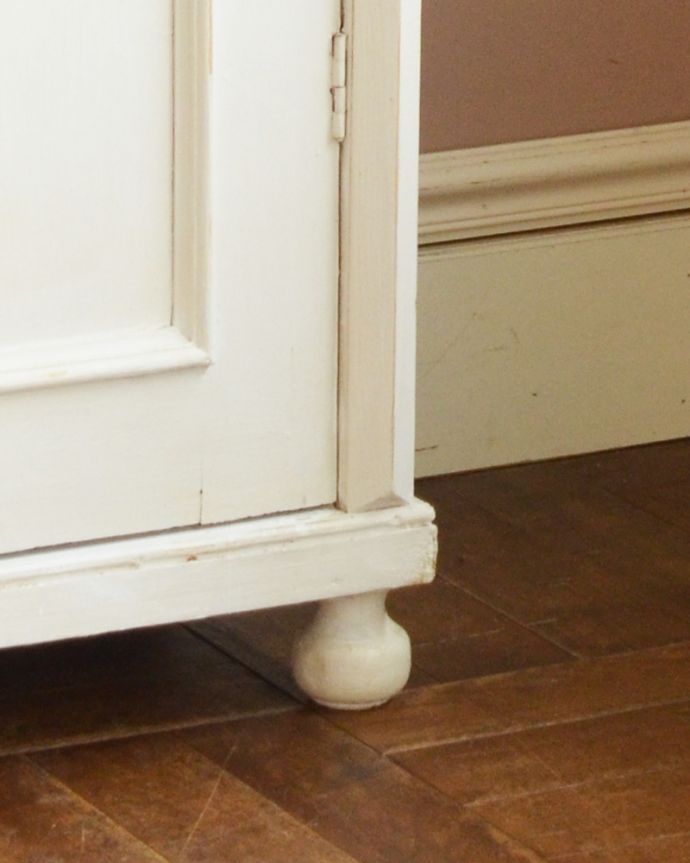 アンティークのキャビネット　アンティーク家具　ガラス扉のオシャレなブックケース、ペイントのアンティークフレンチ家具。女性１人でラクラ運べちゃうんですHandleのアンティークは、脚の裏にフェルトキーパーをお付けしています。(d-1246-f)