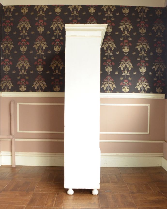 アンティークのキャビネット　アンティーク家具　ガラス扉のオシャレなブックケース、ペイントのアンティークフレンチ家具。横顔だっても美しい正面だけじゃなく横から見てもキレイです。(d-1246-f)