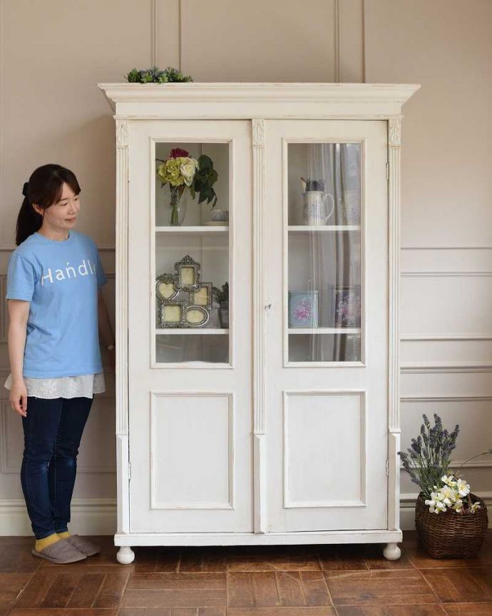 アンティークのキャビネット　アンティーク家具　ガラス扉のオシャレなブックケース、ペイントのアンティークフレンチ家具。お部屋をパッと彩るフランスらしい色使いフランスらしい色使いのキャビネットは、お部屋の中をパッと明るくなる華やかに彩ってくれるんです。(d-1246-f)