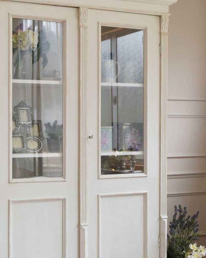 アンティークのキャビネット　アンティーク家具　ガラス扉のオシャレなブックケース、ペイントのアンティークフレンチ家具。ガラス越しに中をのぞいてみると･･･昔、作られたアンティークのガラスは今のものと違ってゆらめきがあります。(d-1246-f)