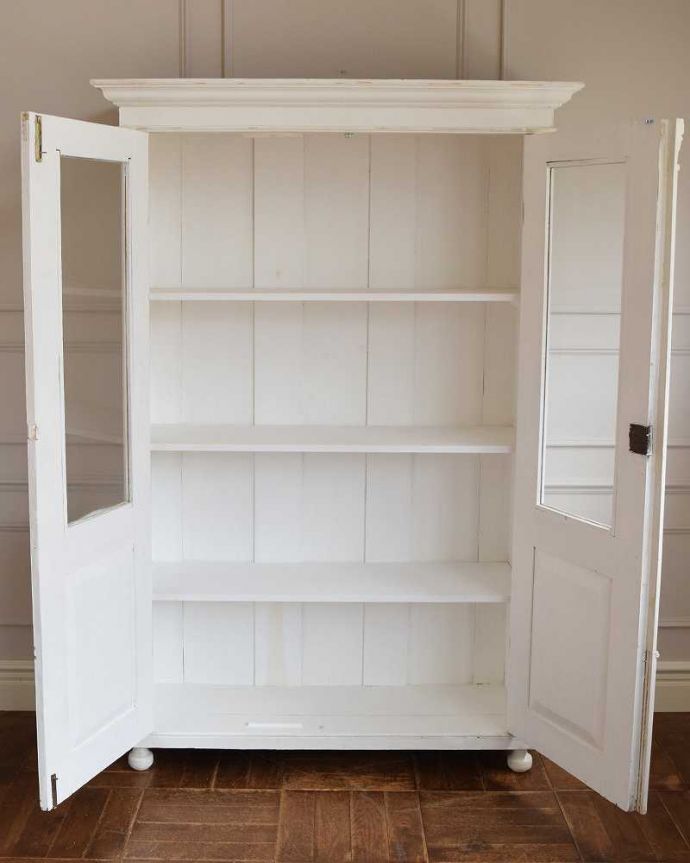 アンティークのキャビネット　アンティーク家具　ガラス扉のオシャレなブックケース、ペイントのアンティークフレンチ家具。扉を開けて中を見ると･･･ペイントの家具は中身が勝負！何度も何度もお掃除してキレイに仕上げました！安心していろんなものを収納してお使いください。(d-1246-f)