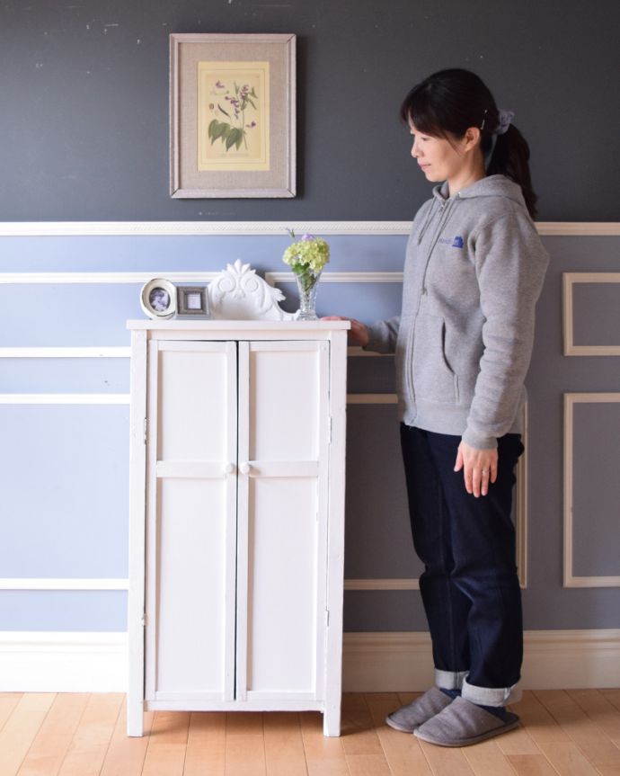 アンティークのキャビネット アンティーク家具 フランスのアンティーク家具、シンプルな造りのキャビネット。リビングの電話台にいかがでしょう?家電を置いても雰囲気が崩れないところがさすがです。(d-1249-f)