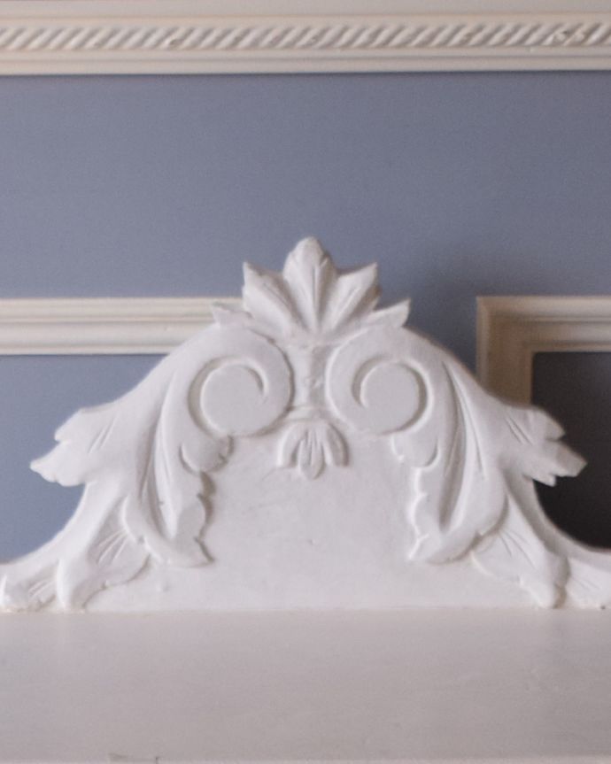 アンティークのキャビネット アンティーク家具 フランスのアンティーク家具、シンプルな造りのキャビネット。キャビネットのトップには、美しい彫りを施した装飾があります。(d-1249-f)