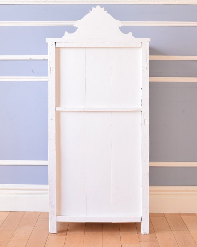 アンティークのキャビネット アンティーク家具 フランスのアンティーク家具、シンプルな造りのキャビネット。アンティークは新品ではないので、もちろん経年変化によるキズはありますが、専門の職人が目立たないようキレイにお直しをしているので、後姿までキレイです。(d-1249-f)