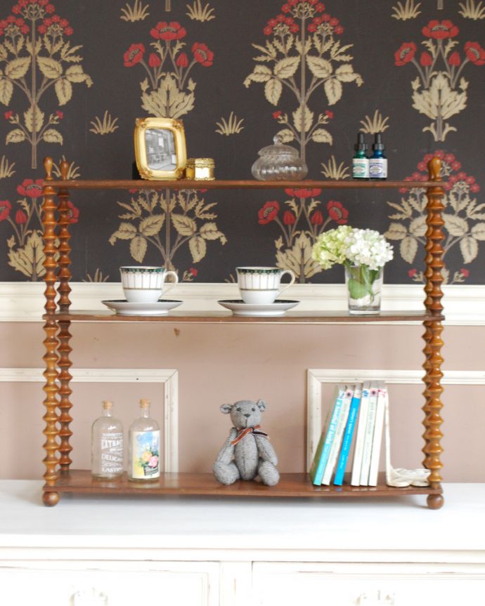 ウォールシェルフ・ウォールハンガー　アンティーク家具　卓上タイプのオープンミニシェルフ、小さなアンティーク家具。実用的なアンティークシェルフアンティークらしいおシャレな雰囲気を作ってくれるシェルフ。(d-1254-f)