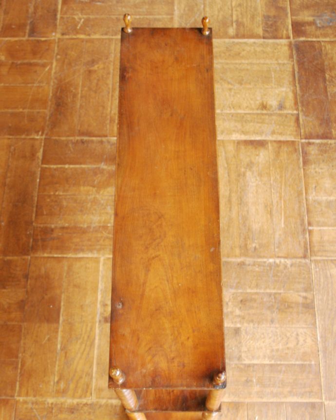 ウォールシェルフ・ウォールハンガー　アンティーク家具　卓上タイプのオープンミニシェルフ、小さなアンティーク家具。上から見ると天板もこんな感じで、きちんと仕上げました。(d-1254-f)