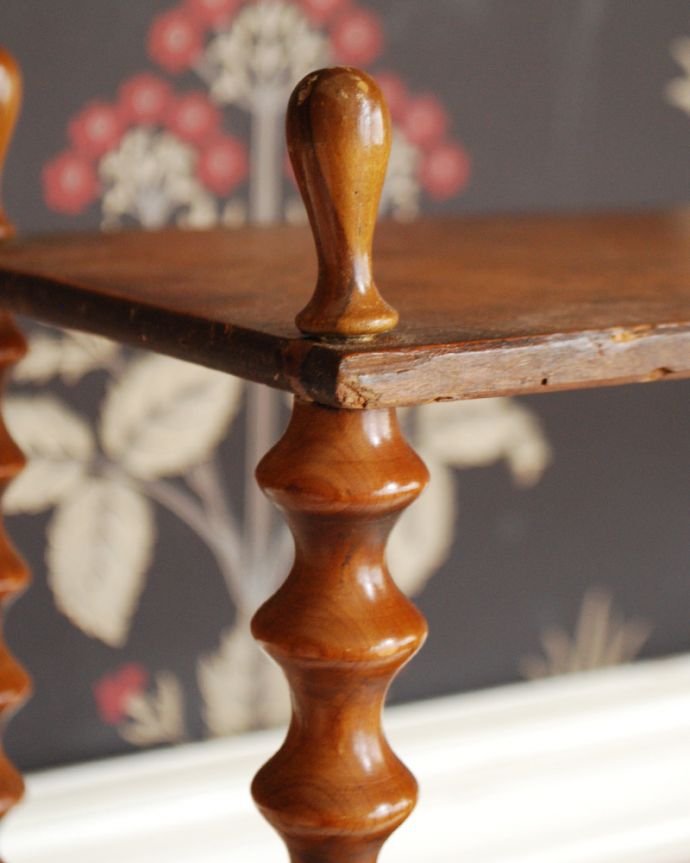 ウォールシェルフ・ウォールハンガー　アンティーク家具　卓上タイプのオープンミニシェルフ、小さなアンティーク家具。惚れ惚れしちゃう美しさデザインが凝っているので、どこから見ても絵になります。(d-1254-f)