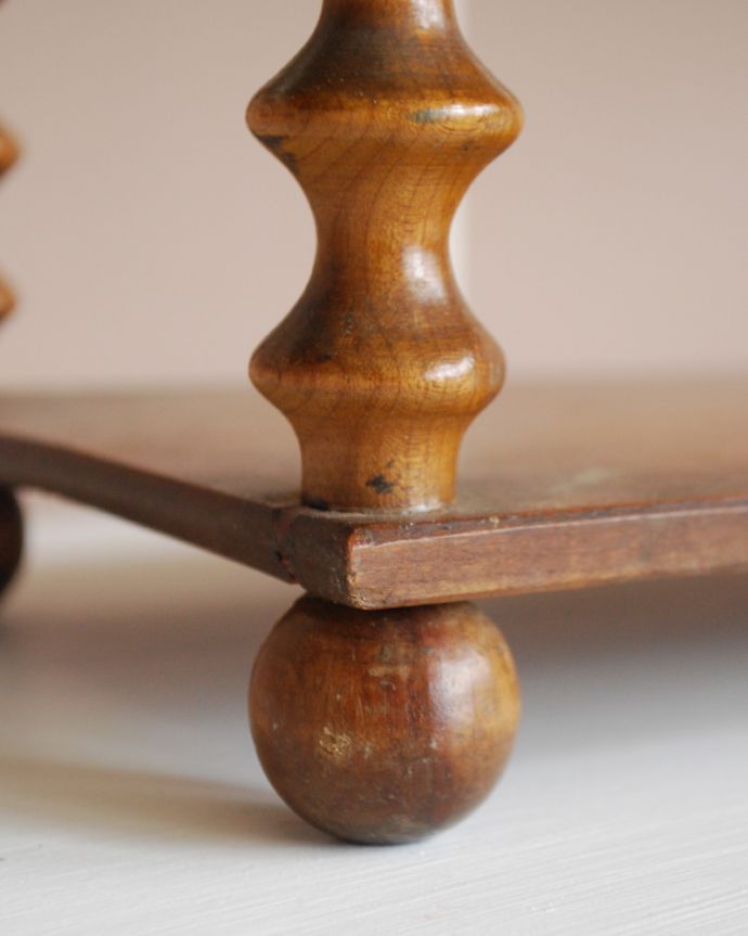 ウォールシェルフ・ウォールハンガー　アンティーク家具　卓上タイプのオープンミニシェルフ、小さなアンティーク家具。脚付きなので置いて使えます。(d-1254-f)