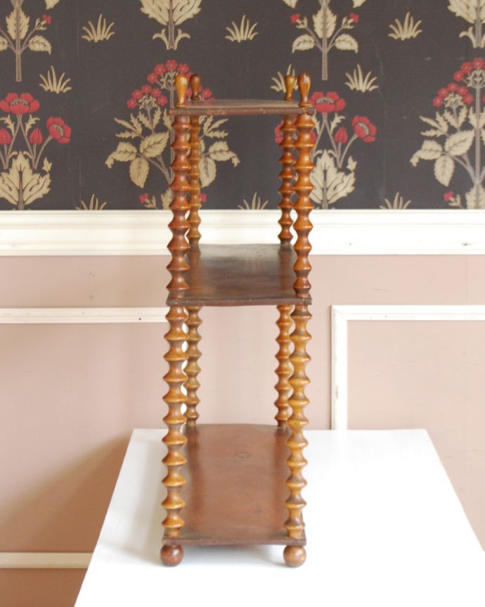 ウォールシェルフ・ウォールハンガー　アンティーク家具　卓上タイプのオープンミニシェルフ、小さなアンティーク家具。横から見ると、こんなデザインですもちろん横顔だってキレイ！どこから見ても壁に映えてまるで絵のような雰囲気です。(d-1254-f)