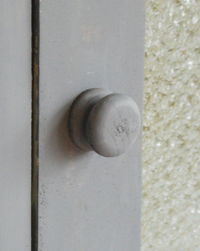 アンティークのキャビネット　アンティーク家具　フランス輸入の小さなアンティーク家具、ペイント仕上げのスモールキャビネット。アンティークらしい取っ手ぽってりとした丸いフォルムが可愛いんです。(d-1257-f)