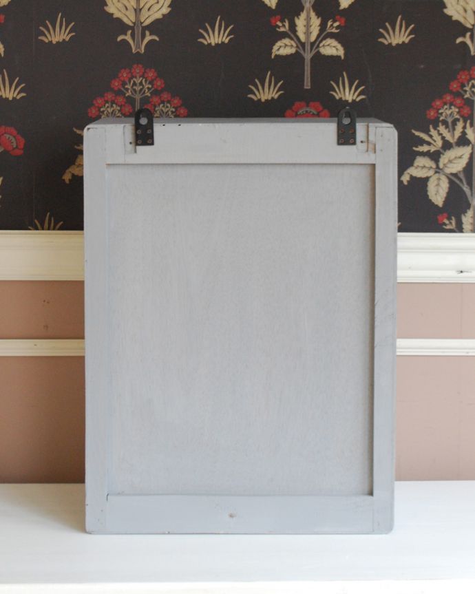 アンティークのキャビネット　アンティーク家具　フランス輸入の小さなアンティーク家具、ペイント仕上げのスモールキャビネット。後ろ姿も見て下さい。(d-1257-f)