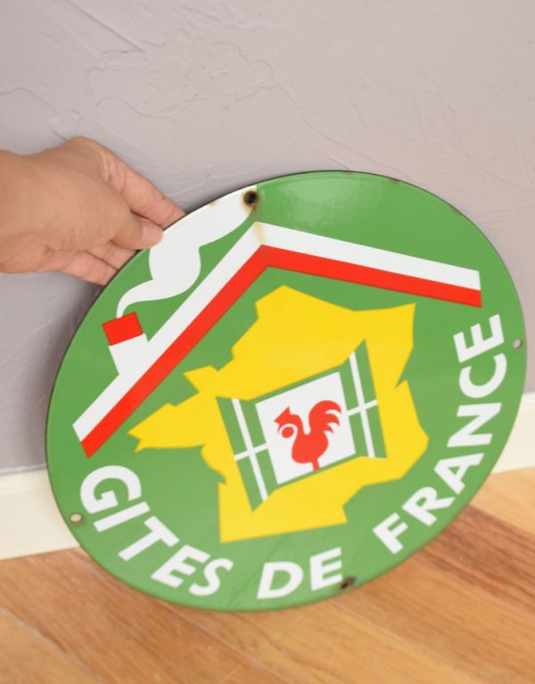アンティーク 陶磁器の雑貨 アンティーク雑貨 フランスで買い付けたGITES DE FRANCEのヴィンテージサインプレート(看板)。お店のディスプレイにもいかがでしょう?アンティークのため、多少の欠け・傷がある場合がありますが、使用上問題はありませんので、ご了承下さい。(d-1258-z)