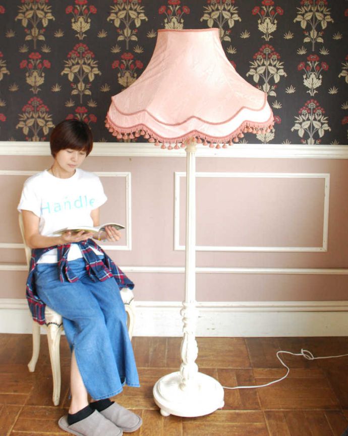 スタンドライト　照明・ライティング　フランス輸入のアンティーク照明、ピンクの布シェードのフロアランプ（B22シャンデリア球付）。。(d-1261-f)