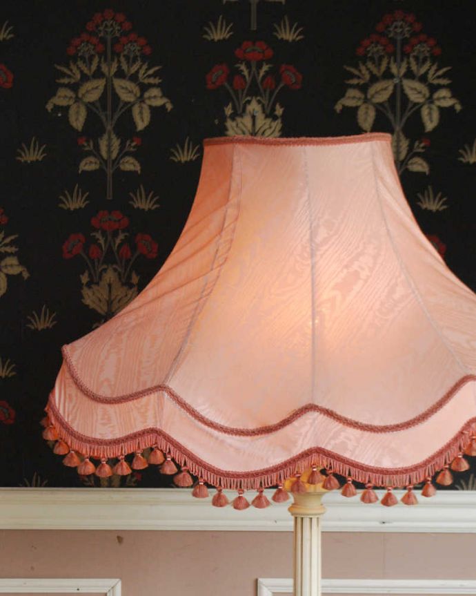 フランス輸入のアンティーク照明、ピンクの布シェードのフロアランプ