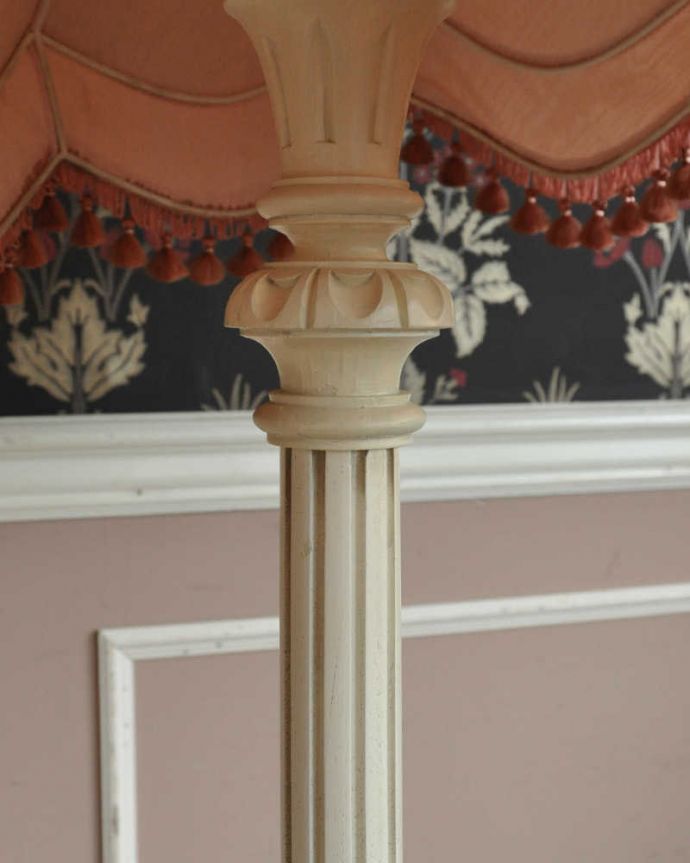 フランス輸入のアンティーク照明、ピンクの布シェードのフロアランプ