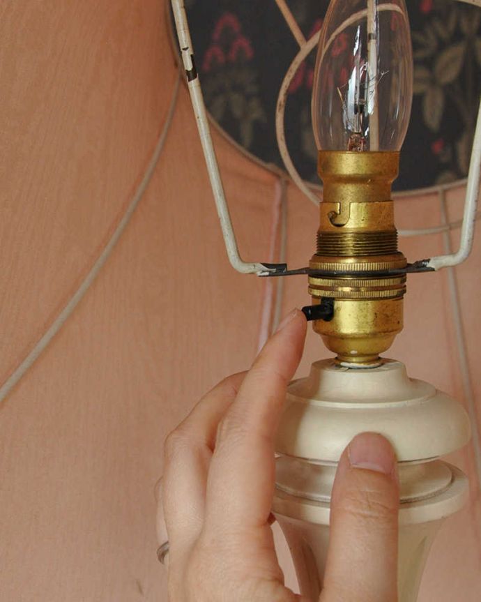 スタンドライト　照明・ライティング　フランス輸入のアンティーク照明、ピンクの布シェードのフロアランプ（B22シャンデリア球付）。。(d-1261-f)