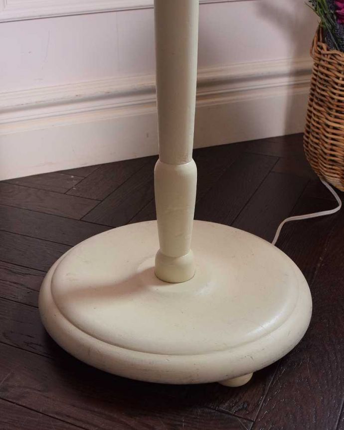 スタンドライト　照明・ライティング　フリンジが付いた華やかな布シェード、アンティークフロアーランプ（B22型シャンデリア球付き）。。(d-1262-f)