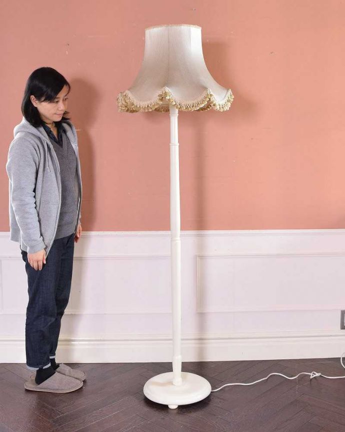 スタンドライト　照明・ライティング　フリンジが付いた華やかな布シェード、アンティークフロアーランプ（B22型シャンデリア球付き）。。(d-1262-f)