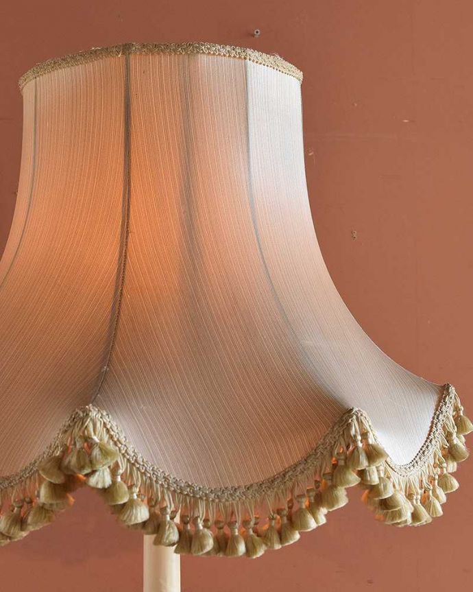 スタンドライト　照明・ライティング　フリンジが付いた華やかな布シェード、アンティークフロアーランプ（B22型シャンデリア球付き）。。(d-1262-f)