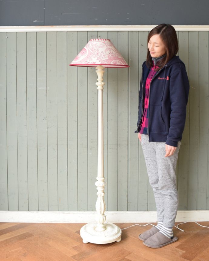 スタンドライト　照明・ライティング　フレンチホワイトが可愛いアンティーク照明、お花のシェードのフロアランプ（B22型シャンデリア球付き）。。(d-1264-f)