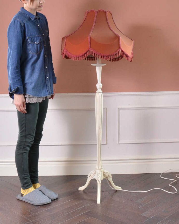 スタンドライト　照明・ライティング　ピンクのシェードが女性らしい、ホワイトスタンドのアンティークフロアランプ（B22型シャンデリア球付き）。。(d-1265-f)