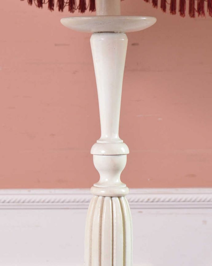 スタンドライト　照明・ライティング　ピンクのシェードが女性らしい、ホワイトスタンドのアンティークフロアランプ（B22型シャンデリア球付き）。。(d-1265-f)