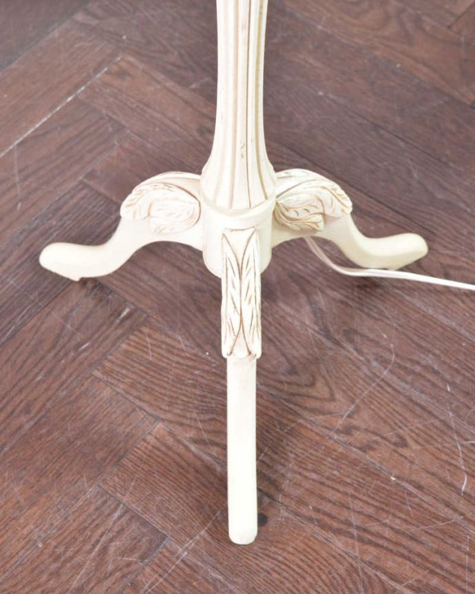 スタンドライト　照明・ライティング　ピンクのシェードが女性らしい、ホワイトスタンドのアンティークフロアランプ（B22型シャンデリア球付き）。。(d-1265-f)