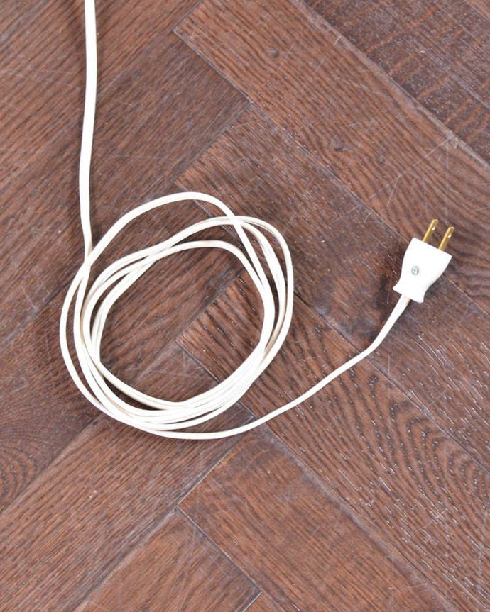 スタンドライト　照明・ライティング　ピンクのシェードが女性らしい、ホワイトスタンドのアンティークフロアランプ（B22型シャンデリア球付き）。。(d-1265-f)