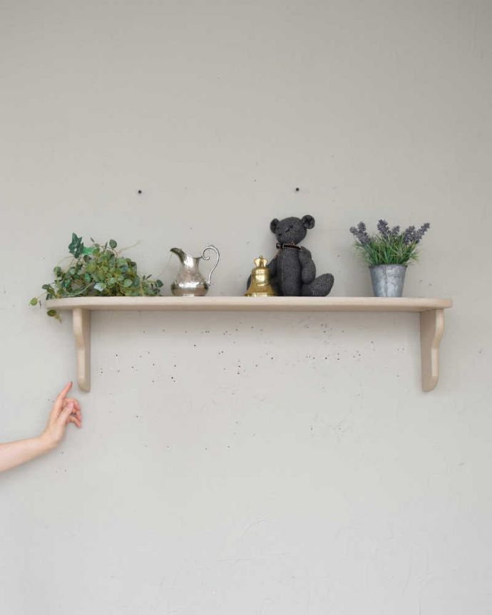 ウォールシェルフ・ウォールハンガー　アンティーク家具　壁に付けるだけで楽しめるアンティークのウォールシェルフ。壁をオシャレにしてくれる実用的なペイントシェルフフランスらしい色使いがおシャレな雰囲気を作ってくれるシェルフ。(d-1268-f)