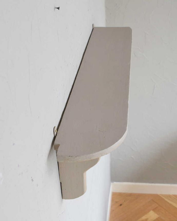 ウォールシェルフ・ウォールハンガー　アンティーク家具　壁に付けるだけで楽しめるアンティークのウォールシェルフ。上から見ると天板もこんな感じで、きちんと仕上げました。(d-1268-f)