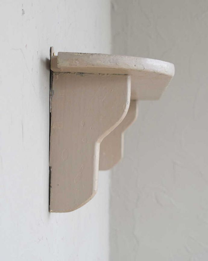 ウォールシェルフ・ウォールハンガー　アンティーク家具　壁に付けるだけで楽しめるアンティークのウォールシェルフ。横から見ると、こんなデザインですもちろん横顔だってキレイ！どこから見ても壁に映えてまるで絵のような雰囲気です。(d-1268-f)