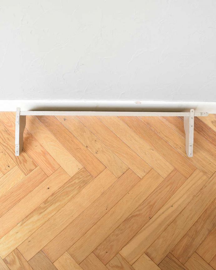 ウォールシェルフ・ウォールハンガー　アンティーク家具　壁に付けるだけで楽しめるアンティークのウォールシェルフ。後ろ側を見てみると･･･アンティークは新品ではないので、もちろん経年変化によるキズはありますが、壁に付ける部分も職人がキレイに修復したので、安心してお使いください。(d-1268-f)