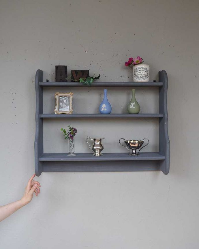 ウォールシェルフ・ウォールハンガー アンティーク家具 雑貨のディスプレイに使えるアンティークのグレーペイントウォールシェルフ。壁をオシャレにしてくれる!実用的なアンティークフランスらしい色使いでおシャレな雰囲気を作ってくれるシェルフ。(d-1269-f)