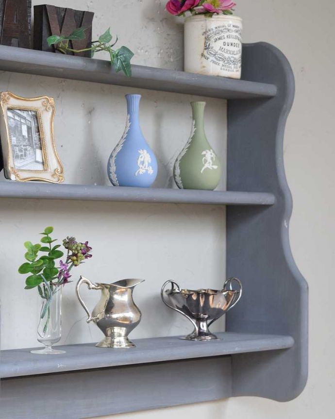 ウォールシェルフ・ウォールハンガー アンティーク家具 雑貨のディスプレイに使えるアンティークのグレーペイントウォールシェルフ。壁のオシャレを楽しみましょう空いている壁に取り付けるだけでなんだかワクワクしちゃう可愛らしさ。(d-1269-f)