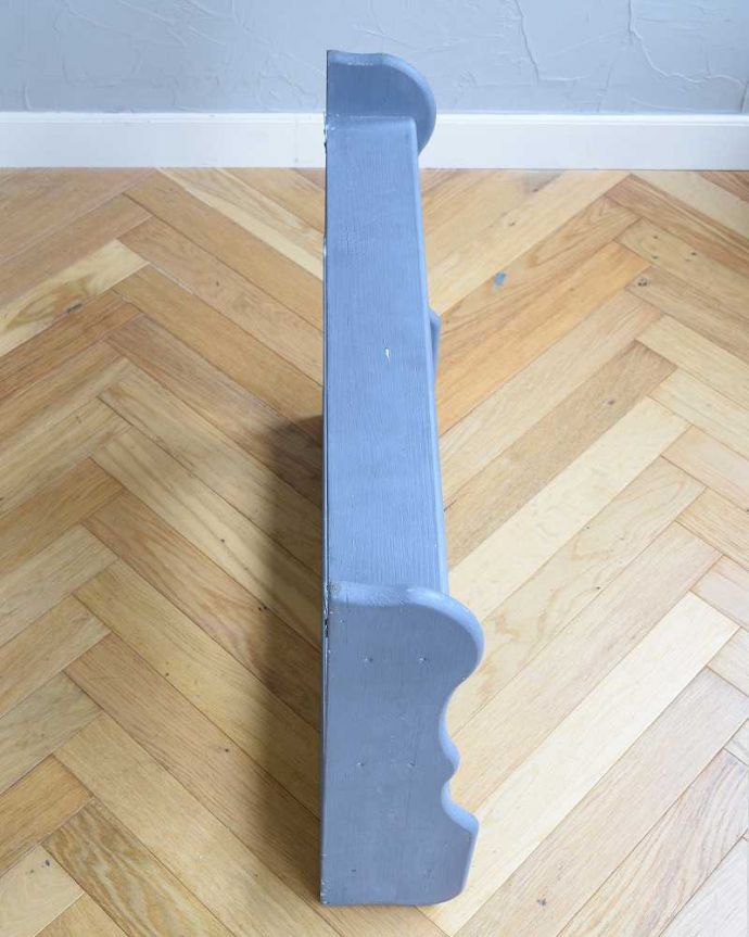 ウォールシェルフ・ウォールハンガー アンティーク家具 雑貨のディスプレイに使えるアンティークのグレーペイントウォールシェルフ。天板を上から見てみると・・・モノを乗せる天板もアンティーク家具専門の職人がこんな感じできちんと仕上げました。(d-1269-f)