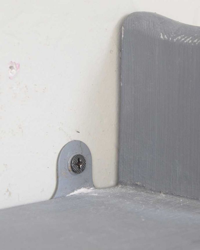 ウォールシェルフ・ウォールハンガー アンティーク家具 雑貨のディスプレイに使えるアンティークのグレーペイントウォールシェルフ。カンタンに取り付け出来ます。(d-1269-f)