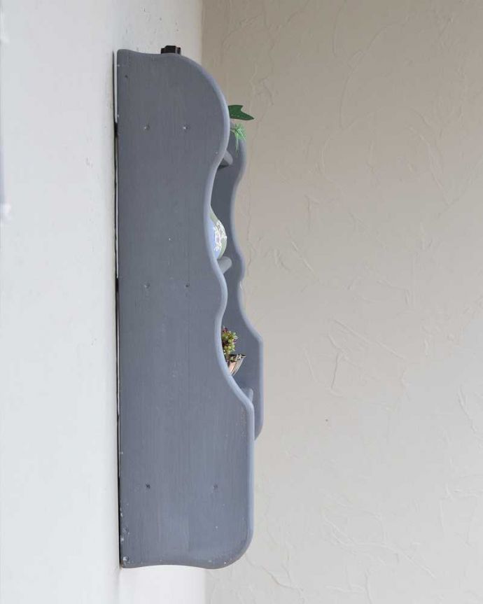 ウォールシェルフ・ウォールハンガー アンティーク家具 雑貨のディスプレイに使えるアンティークのグレーペイントウォールシェルフ。横から見ても可愛いデザインですもちろん横顔だってフランスらしく可愛いデザイン。(d-1269-f)