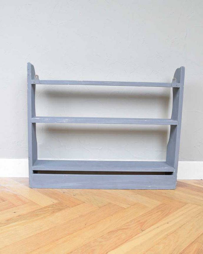 ウォールシェルフ・ウォールハンガー アンティーク家具 雑貨のディスプレイに使えるアンティークのグレーペイントウォールシェルフ。後ろ側を見てみると・・・アンティークは新品ではないので、もちろん経年変化によるキズはありますが、壁への取り付け部分も職人がキレイに修復しました。(d-1269-f)