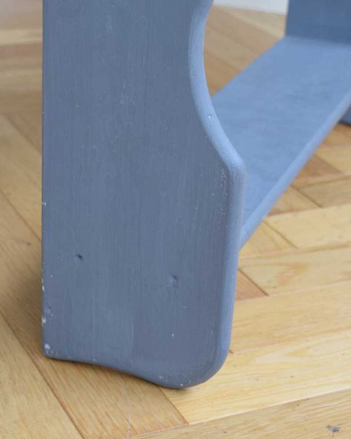 ウォールシェルフ・ウォールハンガー アンティーク家具 雑貨のディスプレイに使えるアンティークのグレーペイントウォールシェルフ。脚付きなので、床置きもできます。(d-1269-f)