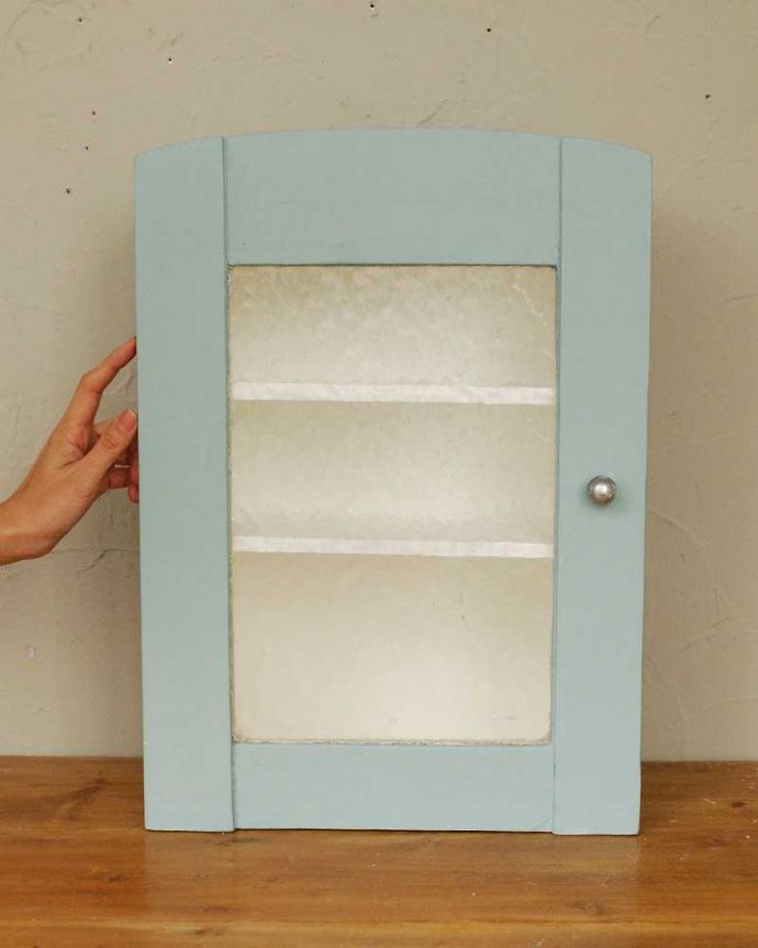 ウォールキャビネット　アンティーク家具　パリのアパルトマン気分が楽しめる、アンティークスモールキャビネット。パリのアパルトマン気分で使える小さなフランスの家具やっぱり一番の魅力はフランスらしい色使い。(d-1274-f)