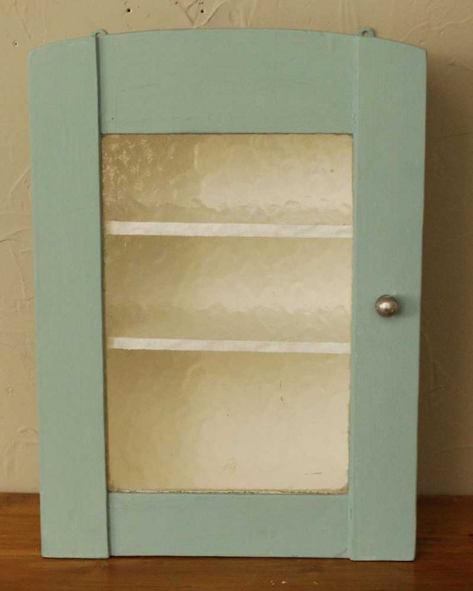 ウォールキャビネット　アンティーク家具　パリのアパルトマン気分が楽しめる、アンティークスモールキャビネット。小さくてもフランスらしさたっぷり壁につけることもできるので実用的に使えちゃう！フランスらしく壁からお部屋の中をオシャレに彩ってくれます。(d-1274-f)