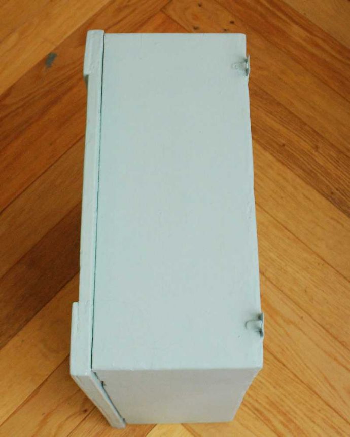 ウォールキャビネット　アンティーク家具　パリのアパルトマン気分が楽しめる、アンティークスモールキャビネット。上から見ると･･･キャビネットの形はこんな感じです。(d-1274-f)