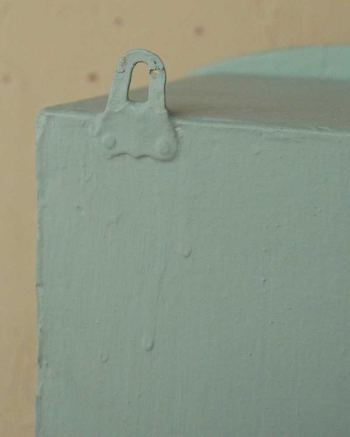 ウォールキャビネット　アンティーク家具　パリのアパルトマン気分が楽しめる、アンティークスモールキャビネット。壁に取り付けできます背中部分にフックを付けて壁にカンタンに取り付け出来るようにしました。(d-1274-f)