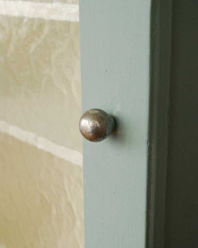 ウォールキャビネット　アンティーク家具　パリのアパルトマン気分が楽しめる、アンティークスモールキャビネット。アンティークらしい取っ手ほっこりとした風合いがいい取っ手。(d-1274-f)