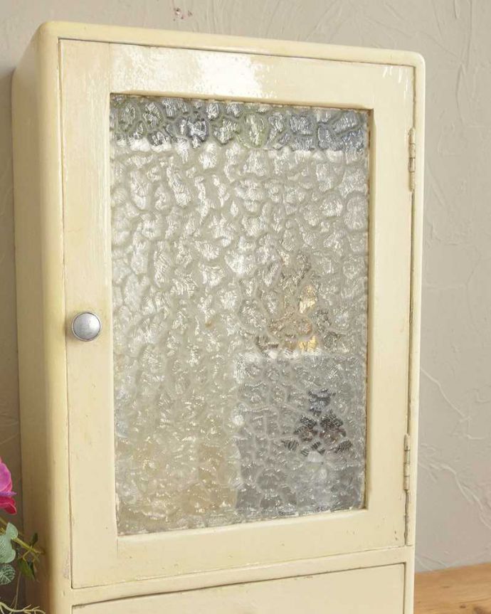 アンティークのキャビネット　アンティーク家具　フランス輸入の小さなアンティーク家具、引き出し付きのスモールキャビネット。パリのアパルトマン気分で使える小さなフランスの家具やっぱり一番の魅力はフランスらしい色使い。(d-1275-f)