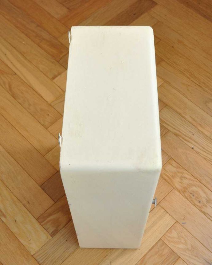 アンティークのキャビネット　アンティーク家具　フランス輸入の小さなアンティーク家具、引き出し付きのスモールキャビネット。上から見ると･･･キャビネットの形はこんな感じです。(d-1275-f)