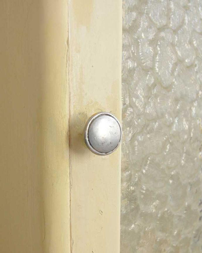 アンティークのキャビネット　アンティーク家具　フランス輸入の小さなアンティーク家具、引き出し付きのスモールキャビネット。アンティークらしい取っ手アンティークらしく上品な取っ手。(d-1275-f)