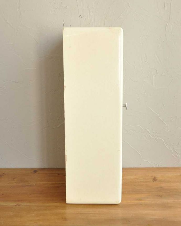 アンティークのキャビネット　アンティーク家具　フランス輸入の小さなアンティーク家具、引き出し付きのスモールキャビネット。横顔だっても美しい正面だけじゃなく横もキレイに修復してあります。(d-1275-f)